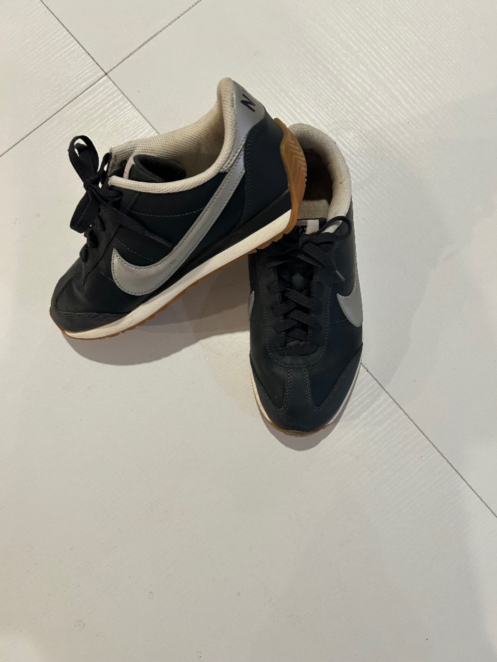 Nike black pacifier anthracite women’s black, silver gum sneaker 7.5